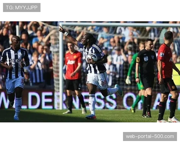 终场哨响，埃弗顿球员跪地掩面，曼联客场一球优势保持到最后